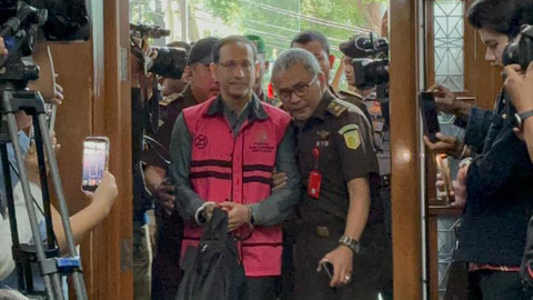 Eks Mendikbudristek Nadiem Makarim menghadiri sidang pembacaan dakwaan dirinya dalam kasus dugaan korupsi pengadaan laptop Chromebook di PN Jakpus pada Senin (5/1). Foto: Abid Raihan/kumparan