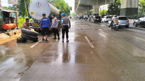 Polisi mendatangi lokasi jalan licin akibat tanah bercampur pasir di Jalan Raya Bekasi, Cakung, Jakarta Timur, Senin (5/1). Foto: Dok. Istimewa