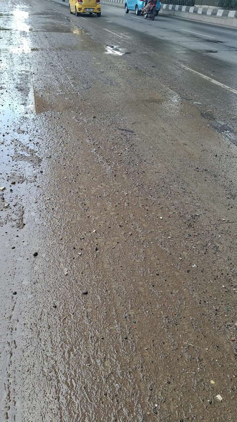 Kondisi jalan licin akibat tanah bercampur pasir di Jalan Raya Bekasi, Cakung, Jakarta Timur, Senin (5/1). Foto: Dok. Istimewa