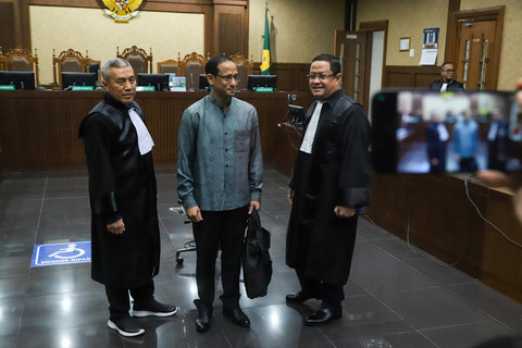 Nadiem Makarim (tengah) menyapa wartawan saat tiba untuk menjalankan persidangan di Pengadilan Tipikor, Jakarta, Senin (5/1/2025). Foto: Iqbal Firdaus/kumparan