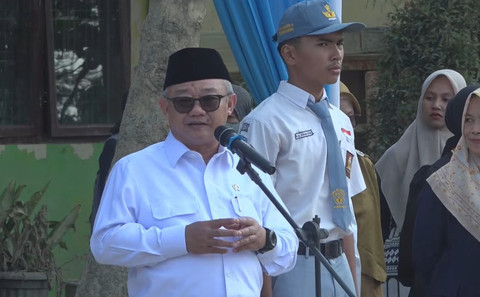 Mendikdasmen Abdul Mu'ti bersalaman dengan sejumah murid saat kegiatan hari pertama sekolah di Aceh Tamiang, Senin (5/1/2026). Foto: Youtube/@KEMDIKDASMEN