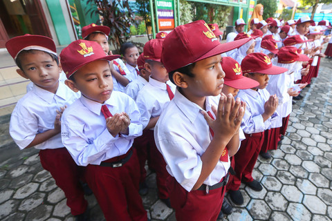 Pelajar mengikuti doa bersama pada hari pertama sekolah di SD Negeri 42 Banda Aceh, Aceh, Senin (5/1/2026). Foto: ANTARA FOTO/Irwansyah Putra