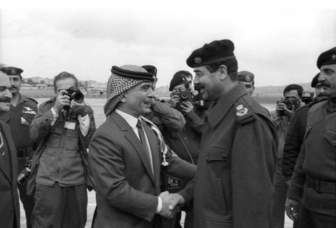Presiden Irak Saddam Hussein disambut oleh Raja Hussein dari Yordania saat pemimpin Irak itu tiba untuk menghadiri KTT Arab darurat pada hari Minggu di Amman, 7 November 1987. Foto: REUTERS/Stringer JWH