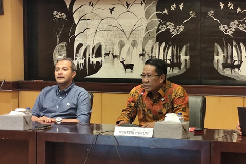 Menteri Hukum Supratman Andi Agtas dan Wakil Menteri Hukum Eddy Hiariej memberikan keterangan pers mulai berlakunya KUHP, KUHAP, dan UU Penyesuaian Pidana di Kantor Kementrian Hukum pada Senin (5/1/2026). Foto: Luthfi Humam/kumparan