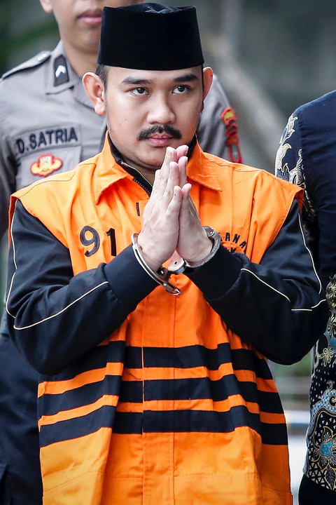 Tersangka kasus dugaan tindak pidana korupsi terkait suap ijon proyek di Kabupaten Bekasi Ade Kuswara Kunang berjalan menuju ruang pemeriksaan di Gedung Merah Putih KPK, Jakarta, Selasa (6/1/2026). Foto: Asprilla Dwi Adha/ANTARA FOTO