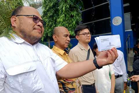 Pengacara Surya Hamdani, Santo Nababan, korban Rio, dan ibu Korban, Marlin, melaporkan suami Boiyen, Rully Anggi Akbar terkait dugaan penipuan dan penggelapan ke Polda Metro Jaya, Jakarta, Selasa (6/1/2026). Foto: Giovanni/kumparan