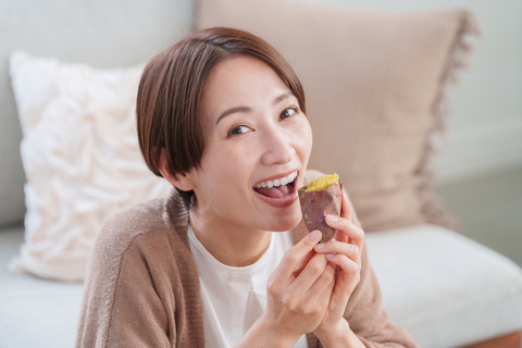 Ilustrasi Perempuan Makan Kukusan. Foto: polkadot_photo/Shutterstock