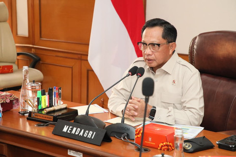 Mendagri Tito Karnavian memimpin Rapat Koordinasi Pendataan Kerusakan Rumah, Fasilitas Umum, dan Jumlah Pengungsi Terbaru Pascabencana di Wilayah Sumatera yang digelar secara virtual dari Jakarta, Selasa (6/1/2026).   Foto: Kemendagri RI