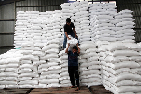 Pekerja memikul karung beras di Gudang Bulog Pulo Brayan, Medan, Sumatera Utara, Selasa (6/1/2026). Foto: Yudi Manar/ ANTARA FOTO