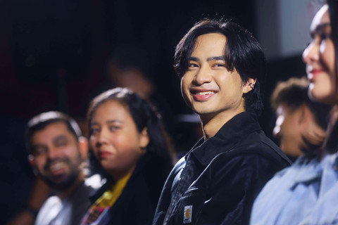 Amanda Manopo, Devano Danendra, bersama artis lainnya saat launching poster film Paylater di Plaza Senayan, Jakarta, Selasa, (6/1/2026). Foto: Agus Apriyanto