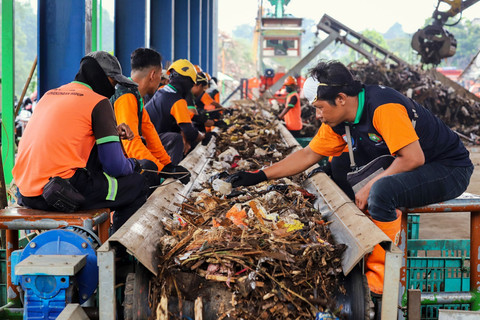 Pekerja memilah sampah untuk dikelola di pusat pembuangan sampah besar (bulky waste) di Saringan Sampah TB Simatupang (SSTBS), Jagakarsa, Jakarta Selatan, Rabu (7/1/2026). Foto: Iqbal Firdaus/kumparan