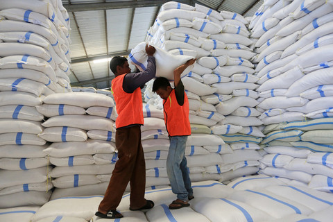 Pekerja menngangkut karung beras dari serapan gabah petani di Gudang Perum Bulog cabang Meulaboh, Aceh Barat, Aceh, Rabu (7/1/2026). Foto: Syifa Yulinnas/ANTARA FOTO
