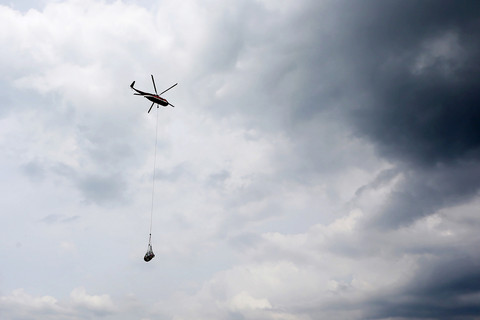 Helikopter membawa bantuan kemanusian Badan Nasional Penanggulangan Bencana (BNPB) terbang dari Pangkalan Udara Sultan Iskandar Muda di Aceh Besar, Aceh, Rabu (7/1/2026). Foto: Irwansyah Putra/ANTARA FOTO