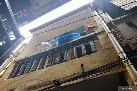 Tempat kejadian perkara balita inisial AC (3) jatuh dari balkon rumah berlantai dua di Jalan Swadaya IV Rawa Bunga, Jatinegara, Jakarta Timur, Selasa (6/1/2026) sore. Foto: Siti Nurhaliza/ANTARA