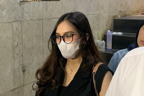 Icel usai hadiri pemeriksaan di Polda Metro Jaya, Jakarta, Rabu (7/1/2025). Foto: Vincentius Mario/kumparan