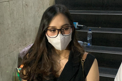 Icel usai hadiri pemeriksaan di Polda Metro Jaya, Jakarta, Rabu (7/1/2025). Foto: Vincentius Mario/kumparan