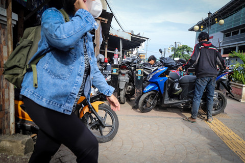 Suasana parkiran motor di trotoar jalan di kawasan Stasiun Bekasi, Jawa Barat, Kamis (8/1/2026). Foto: Iqbal Firdaus/kumparan