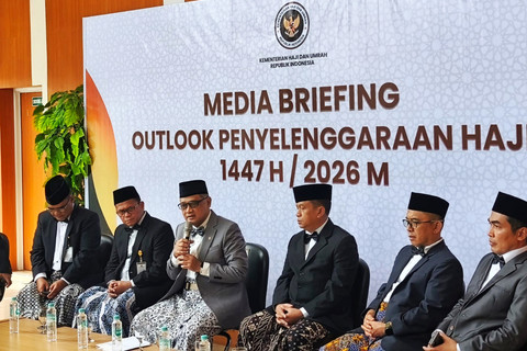 Menteri Haji dan Umrah, Mochamad Irfan Yusuf menyampaikan paparan outlook penyelenggaraan Haji 2026 di Asrama Haji Pondok Gede, Jakarta Timur, Kamis (8/1/2026). Foto: Jeni Ritanti/kumparan
