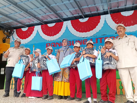 BGN memberikan bingkisan kepada para siswa SDN Kalibaru 01, Jakarta Utara, Kamis (8/1/2026). Foto: Ryan Iqbal/kumparan