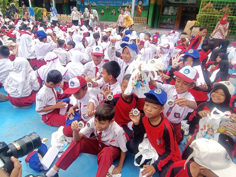 BGN memberikan bingkisan kepada para siswa SDN Kalibaru 01, Jakarta Utara, Kamis (8/1/2026). Foto: Ryan Iqbal/kumparan