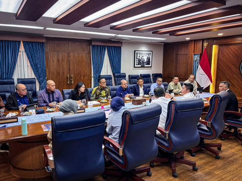 Seskab Teddy Indra Wijaya menerima Menteri PU, Menteri PKP, Kepala BP BUMN, dan Direktur Utama Waskita, Adhi Karya, Wijaya Karya, Nindya Karya, Hutama Karya PP, dan Brantas Abipraya, di Kantor Sekretariat Kabinet, Rabu (7/1/2026). Foto: sekretariat.kabinet/instagram