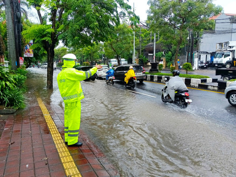 Polisi memantau arus lalu lintas pada jalanan yang tergenang air di kawasan Kuta Selatan, Badung, Bali, Kamis (8/1/2026). Foto: Dok. Polresta Denpasar