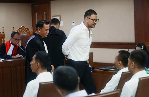 Terdakwa Ammar Zoni kembali ke tempat duduk saat menjalani sidang terkait penyalahgunaan narkotika di Pengadilan Negeri Jakarta Pusat, Jakarta, Kamis, (8/01/2026). Foto: Agus Apriyanto
