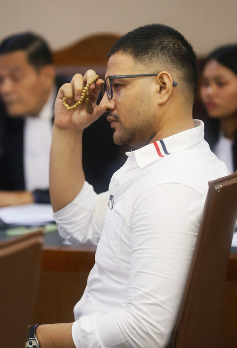 Terdakwa Ammar Zoni membenarkan posisi kacamatanya saat menjalani sidang terkait penyalahgunaan narkotika di Pengadilan Negeri Jakarta Pusat, Jakarta, Kamis, (8/01/2026). Foto: Agus Apriyanto