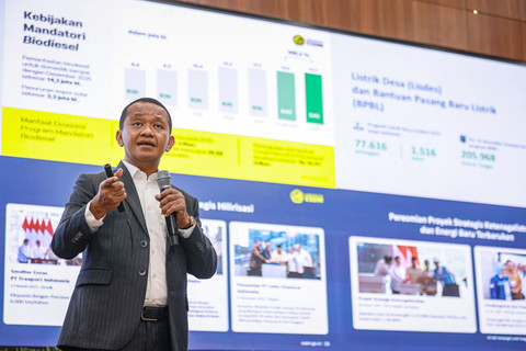 Menteri Energi dan Sumber Daya Mineral (ESDM) Bahlil Lahadalia memberikan paparannya pada konferensi pers capaian kinerja Kementerian ESDM tahun 2025 di Jakarta, Kamis (8/1/2026). Foto: Dhemas Reviyanto/ANTARA FOTO