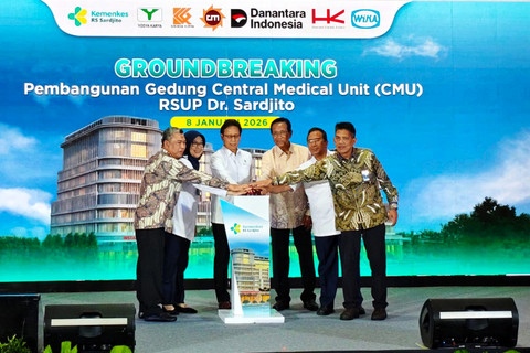 Menteri Kesehatan Budi Gunadi Sadikin, Gubernur DIY Sri Sultan Hamengku Buwono X, dan Dirut RSUP Dr Sardjito dr Eniarti saat memencet tombol tanda dimulainya groundbreaking pembangunan gedung CMU di RSUP Dr Sardjito, Yogyakarta, Kamis (8/1/2026). Foto: Arfiansyah Panji Purnandaru/kumparan