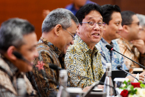 Menteri Keuangan Purbaya Yudhi Sadewa berbicang bersama Wamen Keuangan, Dirjen Anggaran, dan Direktur Jenderal Strategi Ekonomi dan Fiskal Kemenkeu saat konferensi pers di Jakarta, Kamis (8/1/2026). Foto: Muhammad Adimaja/ANTARA FOTO