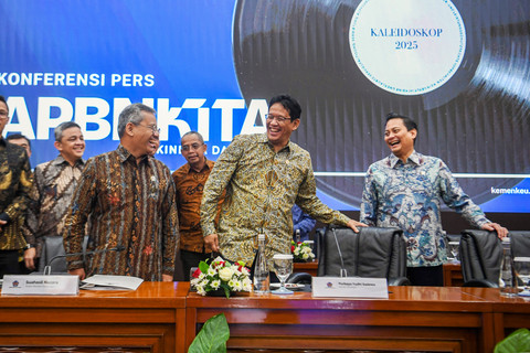 Menteri Keuangan Purbaya Yudhi Sadewa (tengah) berbincang bersama Wamen Keuangan Suahasil Nazara (kiri) dan Thomas Djiwandono (kanan) sebelum memberikan keterangan pada konferensi pers APBN KiTa edisi Januari 2026 di Jakarta, Kamis (8/1/2026). Foto: Muhammad Adimaja/ANTARA FOTO