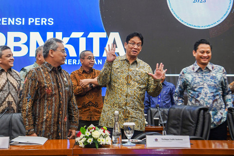 Menteri Keuangan Purbaya Yudhi Sadewa (tengah) berbincang bersama Wamen Keuangan Suahasil Nazara (kiri) dan Thomas Djiwandono (kanan) sebelum memberikan keterangan pada konferensi pers APBN KiTa edisi Januari 2026 di Jakarta, Kamis (8/1/2026). Foto: Muhammad Adimaja/ANTARA FOTO