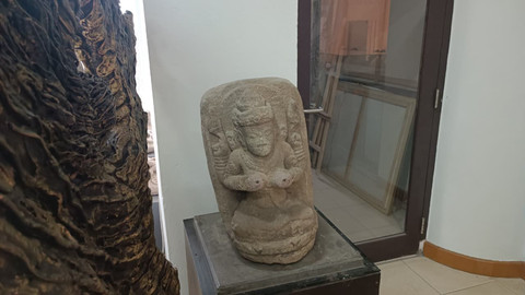 Kondisi Arca Panji dan beberapa Arca lainnya di Galeri Soemardja, Fakultas Seni Rupa dan Desain (FSRD) Institut Teknologi Bandung (ITB), Kamis (8/1/2026). Foto: Abisatya Ramdhani/kumparan