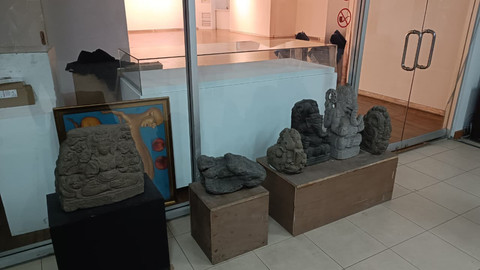 Kondisi Arca Panji dan beberapa Arca lainnya di Galeri Soemardja, Fakultas Seni Rupa dan Desain (FSRD) Institut Teknologi Bandung (ITB), Kamis (8/1/2026). Foto: Abisatya Ramdhani/kumparan