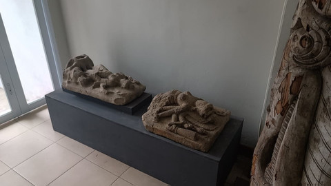 Kondisi Arca Panji dan beberapa Arca lainnya di Galeri Soemardja, Fakultas Seni Rupa dan Desain (FSRD) Institut Teknologi Bandung (ITB), Kamis (8/1/2026). Foto: Abisatya Ramdhani/kumparan