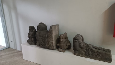 Kondisi Arca Panji dan beberapa Arca lainnya di Galeri Soemardja, Fakultas Seni Rupa dan Desain (FSRD) Institut Teknologi Bandung (ITB), Kamis (8/1/2026). Foto: Abisatya Ramdhani/kumparan