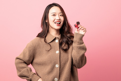 Ilustrasi makan cokelat. Foto: zhang tianle/Shutterstock