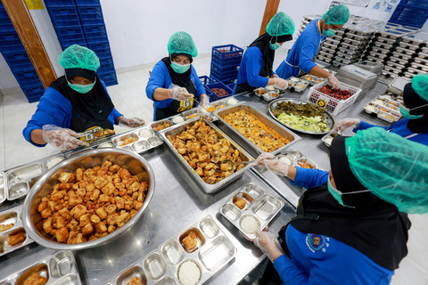 Sejumlah pekerja menyiapkan paket makanan untuk program makan bergizi gratis (MBG) di dapur Satuan Pelayanan Pemenuhan Gizi (SPPG) Dipan Tanjunganom, Nganjuk, Jawa Timur, Kamis (8/1/2026). Foto: Muhammad Mada/ANTARA FOTO
