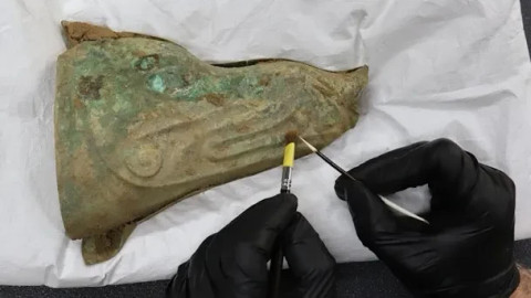 Peneliti juga menemukan bagian dari panji militer perunggu yang berbentuk seperti kepala babi hutan. Foto: Norfolk Museums Service