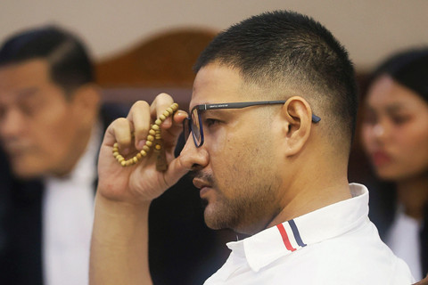 Terdakwa Ammar Zoni membenarkan posisi kacamatanya saat menjalani sidang terkait penyalahgunaan narkotika di Pengadilan Negeri Jakarta Pusat, Jakarta, Kamis, (8/1/2026). Foto: Agus Apriyanto