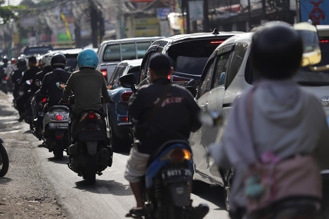 Suasana lalu lintas yang padat di Jalan Raya Sawangan, Depok, Jumat (9/1/2026) Foto: Jamal Ramadhan/kumparan