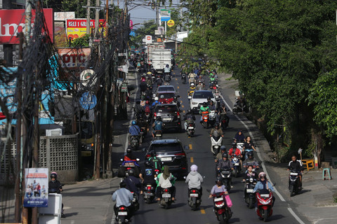 Suasana lalu lintas yang padat di Jalan Raya Sawangan, Depok, Jumat (9/1/2026) Foto: Jamal Ramadhan/kumparan