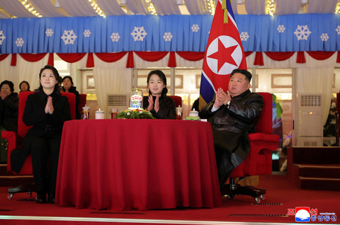 Pemimpin Korea Utara Kim Jong Un dan putrinya Kim Ju Ae menghadiri acara perayaan Tahun Baru di Pyongyang, Korea Utara, dalam foto yang dirilis oleh Kantor Berita Pusat Korea (KCNA) resmi Korea Utara pada 1 Januari 2026. Foto: KCNA via REUTERS
