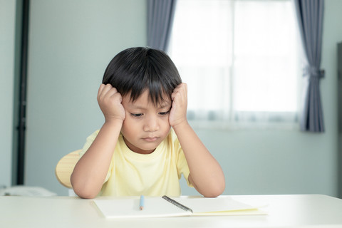 Ilustrasi anak lesu dan capek. Foto: Patcharida/Shutterstock