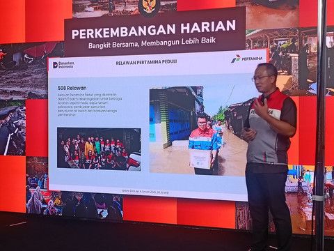 Corporate Secretary PT Pertamina, Arya Dwi Pramita saat menyampaikan perkembangan harian distribusi energi di wilayah terdampak bencana Sumatera, Jumat (9/1/2026). Foto: Ryan Iqbal/kumparan