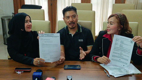 Kuasa Hukum penggugat Adly Fairuz, Farly Lumopa saat menggelar konferensi pers di kawasan Panglima Polim, Jakarta Selatan. Foto: Aprilandika Pratama/kumparan