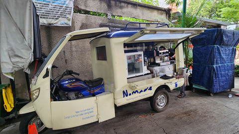 Nomade, coffee truck unik di Pejaten, Jakarta Selatan yang punya java latte nikmat. Foto: Azalia Amadea/kumparan