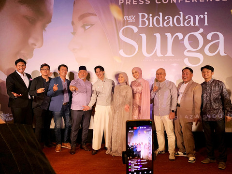 Sejumlah pemeran film berfoto bersama saat Gala premiere film Bidadari Surga di Thamrin, Jakarta Pusat, Jumat (9/1/2026).  Foto: Vincentius Mario/kumparan