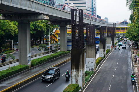 Kendaraan melintas di samping tiang monorel yang mangkrak di Jalan Rasuna Said, Jakarta, Jumat (9/1/2026). Foto: Ika Maryani/ANTARA FOTO